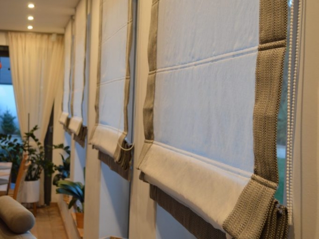 Római rolók raffrolók dekorral nappaliban